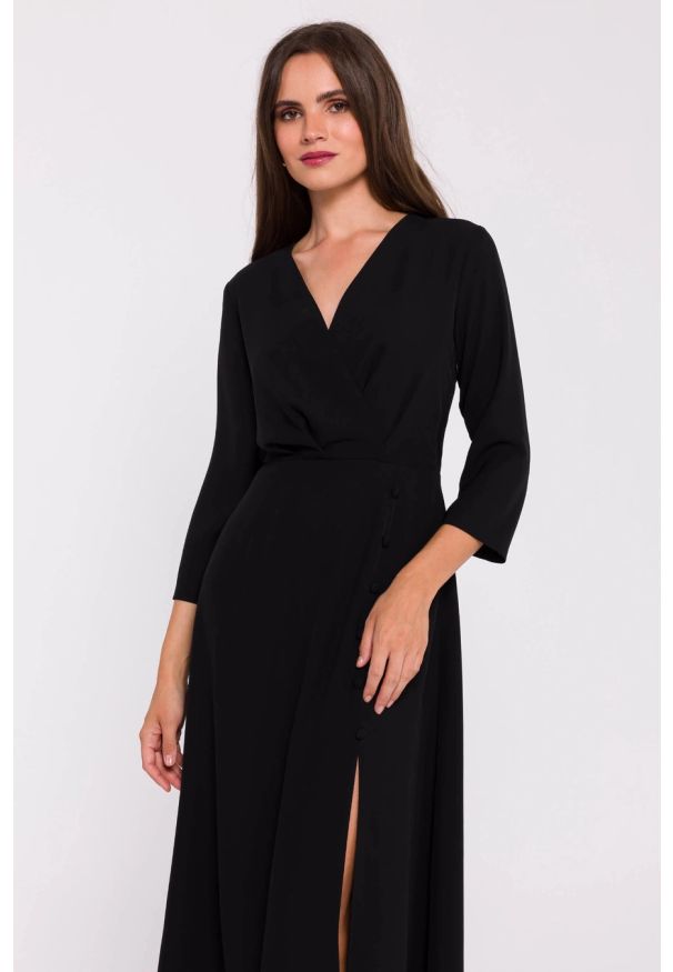 Stylove - Elegancka sukienka rozkloszowana kopertowy dekolt czarna. Typ kołnierza: dekolt kopertowy. Kolor: czarny. Materiał: elastan, tkanina. Wzór: aplikacja. Typ sukienki: kopertowe. Styl: elegancki