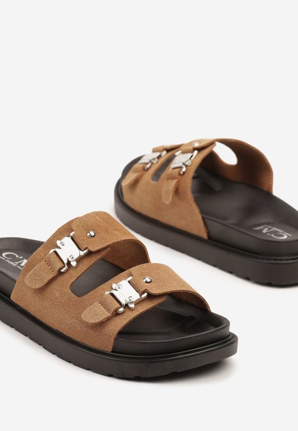 Renee - Ciemnobeżowe Klapki Ozdobione Klamrami Islevis. Okazja: na spacer. Kolor: beżowy. Materiał: len. Wzór: aplikacja. Obcas: na płaskiej podeszwie. Styl: klasyczny