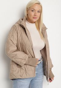 Born2be - Beżowa Pikowana Kurtka o Prostym Kroju z Kapturem Tulorisa. Okazja: na spacer, na co dzień. Typ kołnierza: kaptur. Kolekcja: plus size. Kolor: beżowy. Materiał: jeans. Wzór: aplikacja. Styl: casual, elegancki, klasyczny #3