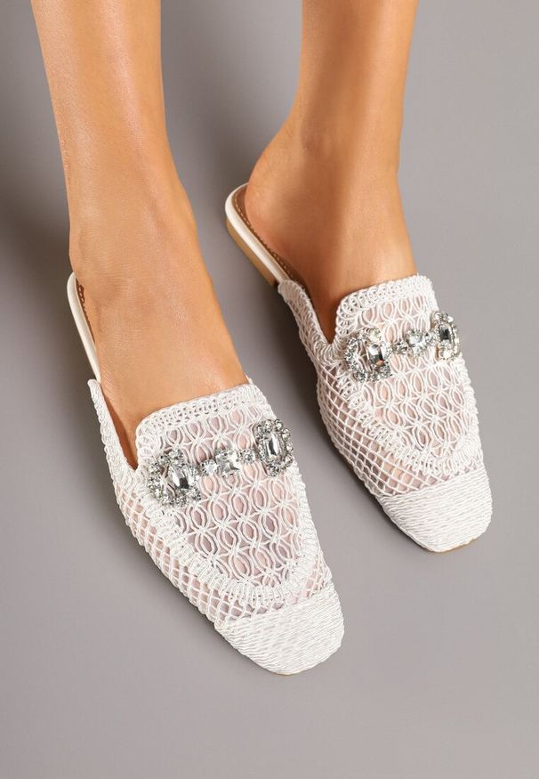 Born2be - Białe Klapki Mule z Ażurową Cholewką z Biżuteryjną Klamrą Frolabis. Kolor: biały. Wzór: ażurowy. Styl: elegancki