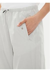 Converse Spodnie materiałowe W Parachute Pant 10026399-A02 Biały Loose Fit. Kolor: biały. Materiał: bawełna #4