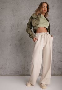 Renee - Jasnozielony Basicowy T-shirt w Stylu Cropped z Subtelnym Nadrukiem Loraera. Okazja: na co dzień. Kolor: zielony. Materiał: jeans. Długość: krótkie. Wzór: nadruk. Styl: elegancki, sportowy, casual #6