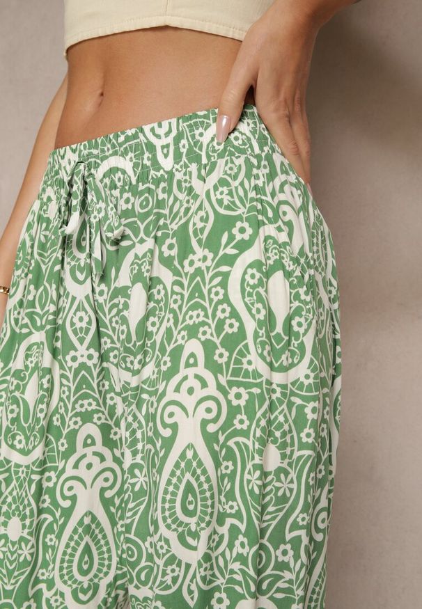Renee - Ciemnozielone Wiskozowe Spodnie High Waist Zdobione Ornamentalnym Printem Jenavitha. Stan: podwyższony. Kolor: zielony. Materiał: wiskoza. Wzór: aplikacja, nadruk. Sezon: lato, wiosna. Styl: klasyczny, elegancki