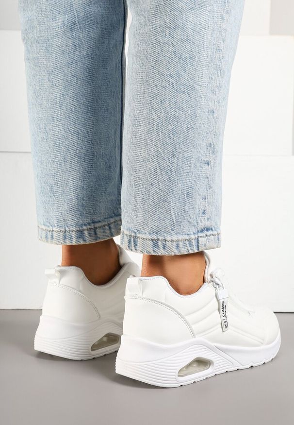 Renee - Białe Sneakersy z Tłoczoną Cholewką i Napisami Tosilea. Okazja: na co dzień, na spacer. Kolor: biały. Szerokość cholewki: normalna. Wzór: napisy. Sport: turystyka piesza