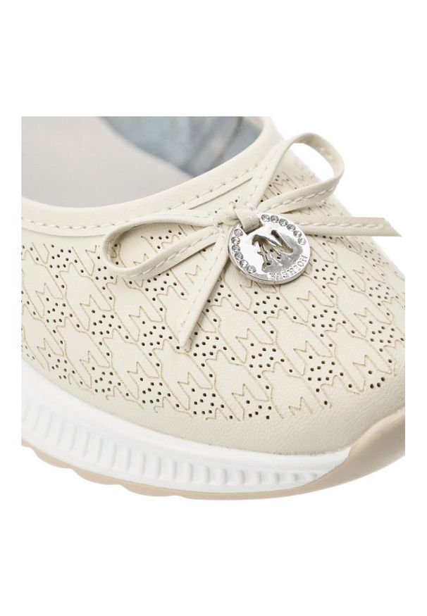 Półbuty damskie Filippo, cholewka ze skóry naturalnej z subtelną perforacją wsuwany fason z ozdobną kokardą, beżowe, DP6718/26. Okazja: na co dzień. Kolor: beżowy. Materiał: skóra. Szerokość cholewki: normalna. Wzór: aplikacja, ażurowy. Sezon: wiosna, lato. Styl: elegancki, casual