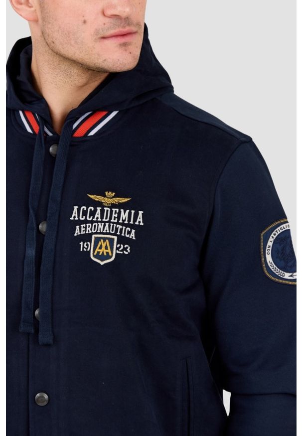Aeronautica Militare - AERONAUTICA MILITARE Granatowa męska kurtka bomberka Accademia. Kolor: niebieski. Materiał: bawełna, materiał, elastan. Styl: klasyczny
