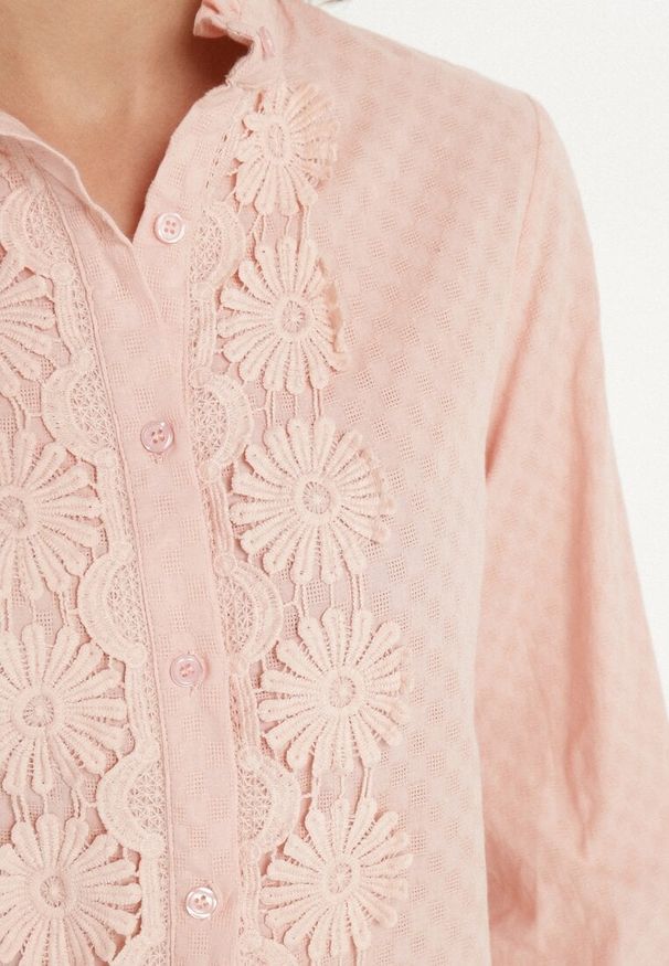 Born2be - Różowa Koszula z Koronką Abbissa. Kolor: różowy. Materiał: koronka. Długość rękawa: długi rękaw. Długość: długie. Wzór: koronka