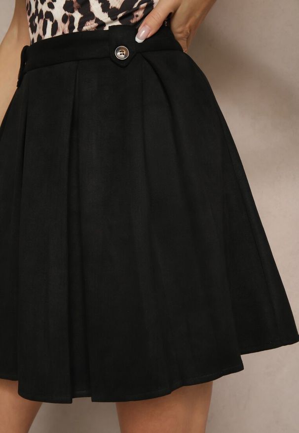 Renee - Czarna Rozkloszowana Spódnica z Ekozamszu z Plisami w Stylu Preppy Sealia. Okazja: do pracy. Kolor: czarny. Styl: klasyczny, elegancki, wizytowy