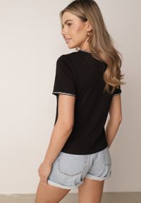 Born2be - Czarny Bawełniany T-shirt z Metaliczną Lamówką przy Dekolcie i Rękawach Ianania. Okazja: do pracy, na co dzień. Kolor: czarny. Materiał: bawełna. Styl: elegancki, klasyczny, casual #4