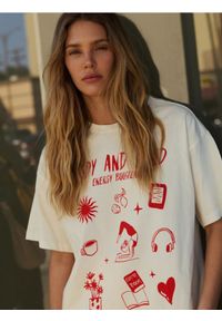 Reserved - Luźny t-shirt z nadrukiem - złamana biel. Materiał: dzianina, bawełna. Wzór: nadruk #1