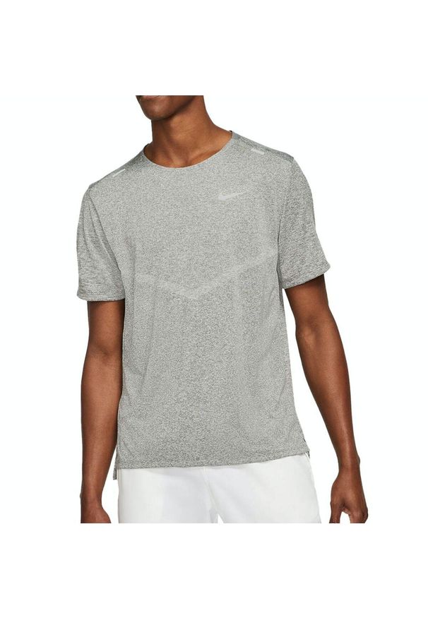 Koszulka treningowa męska Nike Drifit Rise 365. Kolor: szary. Długość rękawa: krótki rękaw. Długość: krótkie. Sport: piłka nożna