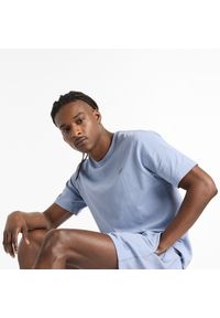 Koszulka męska New Balance MT41533DUS – niebieska. Kolor: niebieski. Materiał: bawełna, dresówka. Długość rękawa: krótki rękaw. Długość: krótkie #3