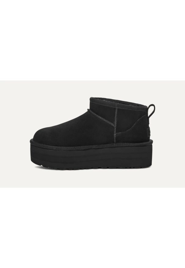Ugg - Buty zimowe damskie czarne UGG W CLASSIC ULTRA MINI PLATFORM. Okazja: na co dzień. Kolor: czarny. Materiał: skóra, wełna, zamsz, poliester, materiał, lyocell. Szerokość cholewki: normalna. Wzór: aplikacja. Sezon: zima. Obcas: na platformie. Styl: klasyczny, casual
