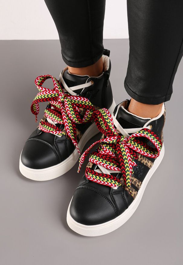 Renee - Czarne Streetwearowe Sneakersy na Grubej Podeszwie Ozdobione Kontrastowymi Wstawkami Kaittane. Nosek buta: okrągły. Zapięcie: zamek. Kolor: czarny. Materiał: materiał. Wzór: aplikacja. Obcas: na obcasie. Wysokość obcasa: niski