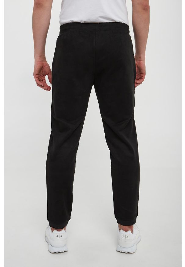 EA7 Emporio Armani - Spodnie dresowe męskie EA7 EMPORIO ARMANI. Materiał: dresówka