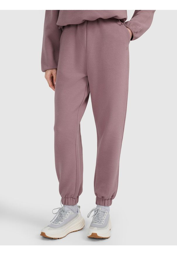 4f - 4F Spodnie dresowe z waflowej dzianiny damskie - brązowe XS. Stan: podwyższony. Kolor: brązowy. Materiał: dzianina, dresówka