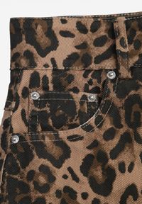 Renee - Brązowa Bawełniana Spódnica w Panterkę High Waist z Rozcięciem z Przodu Harilie. Okazja: na co dzień. Stan: podwyższony. Kolor: brązowy. Materiał: bawełna. Wzór: motyw zwierzęcy. Styl: casual, elegancki #4