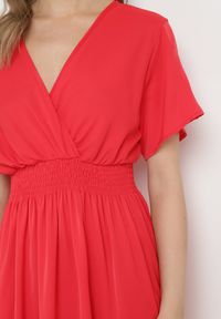 Born2be - Czerwona Sukienka Długa o Rozkloszowanym Fasonie z Kopertowym Dekoltem Saliusa. Okazja: na co dzień. Kolor: czerwony. Typ sukienki: kopertowe. Styl: elegancki, casual. Długość: maxi