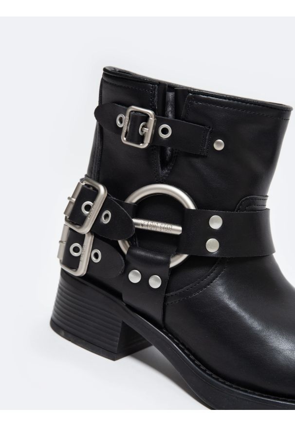 Big-Star - Botki damskie ze skóry naturalnej z ozdobnymi sprzączkami czarne OO274A190 906. Okazja: na co dzień, na imprezę. Nosek buta: okrągły. Zapięcie: sprzączka. Kolor: czarny. Materiał: skóra. Obcas: na obcasie. Styl: casual, klasyczny, elegancki, rockowy. Wysokość obcasa: niski
