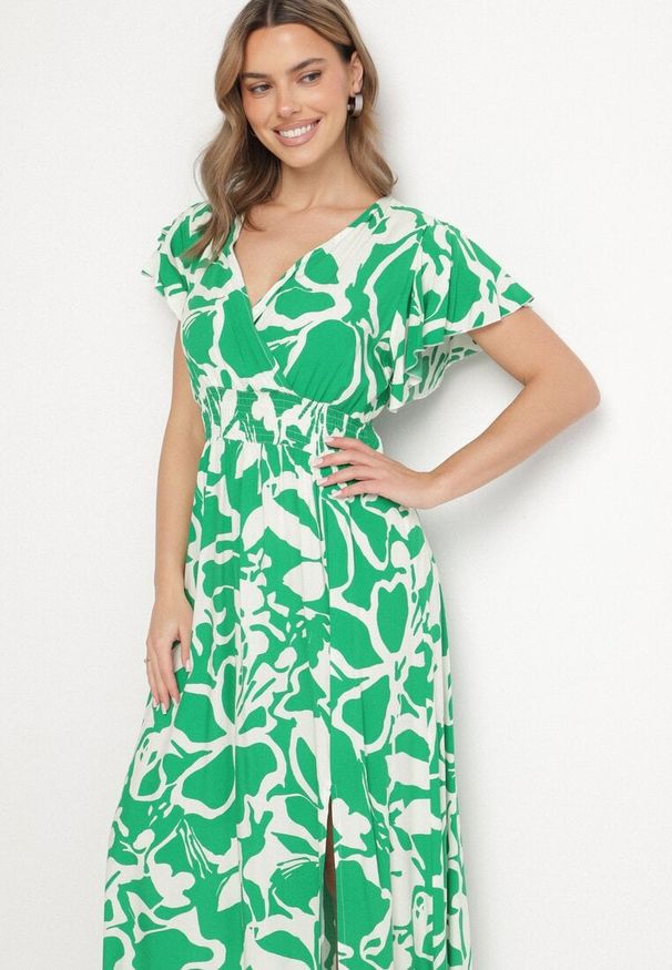 Born2be - Zielona Sukienka z Wiskozy z Kopertowym Dekoltem w Abstrakcyjny Wzór Taslevi. Okazja: na co dzień. Typ kołnierza: dekolt kopertowy. Kolor: zielony. Materiał: wiskoza. Typ sukienki: kopertowe. Styl: klasyczny, casual, elegancki