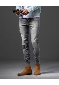 GUNS & TUXEDOS - Szare jeansy z przetarciami Wolf. Kolor: szary. Styl: elegancki #1