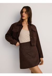 Reserved - Spódnica mini z imitacji zamszu - ciemnobrązowy. Kolor: brązowy. Materiał: zamsz #1