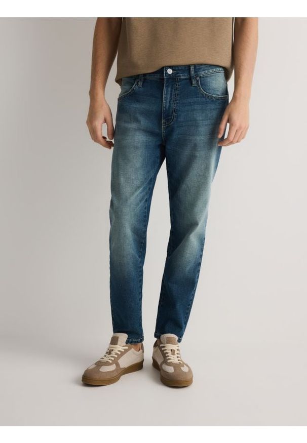 Reserved - Jeansy carrot slim z efektem sprania - indigo jeans