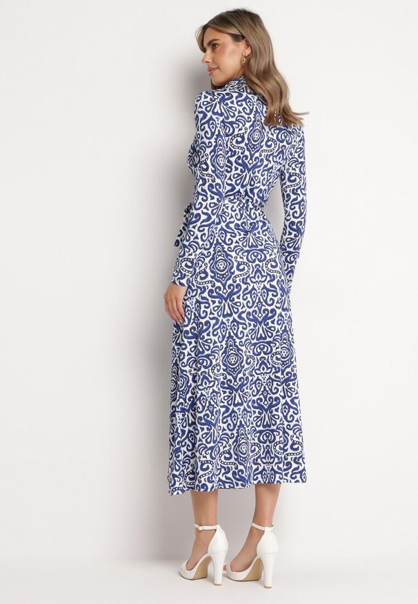 Born2be - Niebiesko-Biała Maxi Sukienka Taliowana Kopertowa z Materiałowym Paskiem Ailrin. Kolor: niebieski. Materiał: materiał. Typ sukienki: kopertowe. Styl: elegancki. Długość: maxi