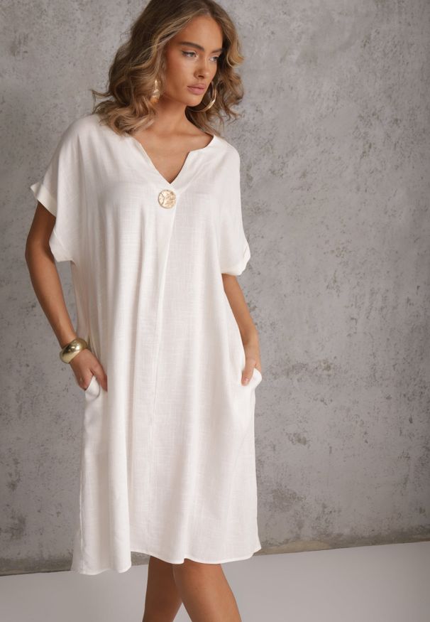 Renee - Biała Sukienka o Pudełkowym Kroju z Lnem i Wiskozą Zdobiona Guzikiem Mezynore. Kolekcja: plus size. Kolor: biały. Materiał: wiskoza, len. Wzór: aplikacja. Typ sukienki: dla puszystych. Styl: boho, wakacyjny