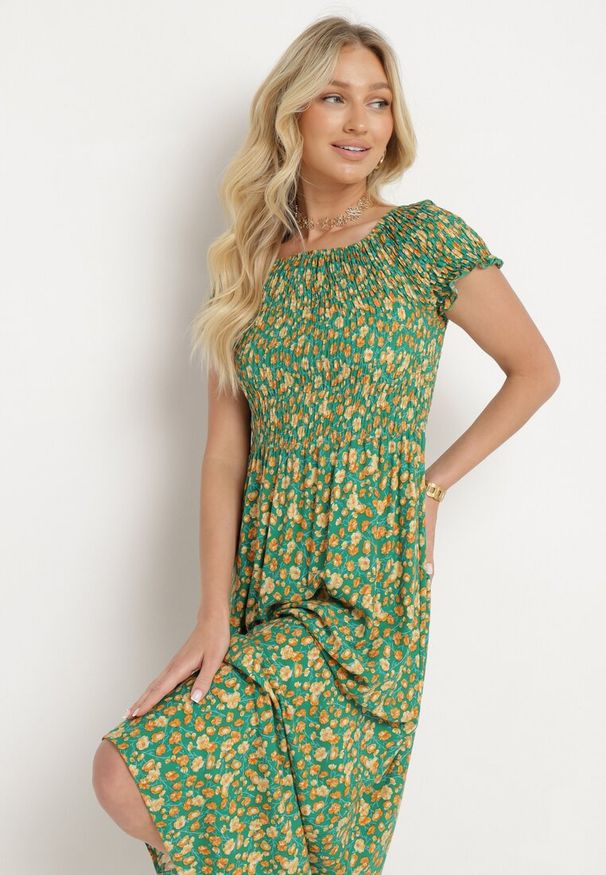 Born2be - Zielona Sukienka z Wiskozy Cheri. Typ kołnierza: dekolt hiszpanka. Kolor: zielony. Materiał: wiskoza. Wzór: kwiaty. Sezon: lato. Typ sukienki: rozkloszowane. Długość: maxi