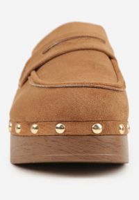 Renee - Jasnobrązowe Klapki Drewniaki o Fasonie Loafersów z Ozdobnymi Nitami Sargita. Okazja: na co dzień. Kolor: brązowy. Materiał: skóra. Wzór: haft. Styl: casual, elegancki #5