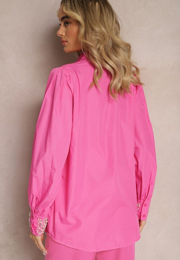 Renee - Fuksjowa Koszula z Biżuteryjnymi Cyrkoniami i Perełkami Quezia. Kolor: różowy. Wzór: aplikacja
