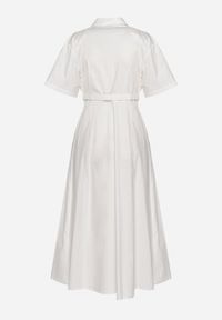 Born2be - Biała Bawełniana Sukienka o Koszulowym Kroju z Paskiem i Kwiatowymi Broszkami Zelnea. Okazja: na spotkanie biznesowe. Kolor: biały. Materiał: bawełna. Długość rękawa: krótki rękaw. Wzór: kwiaty. Typ sukienki: koszulowe. Styl: biznesowy, elegancki #4