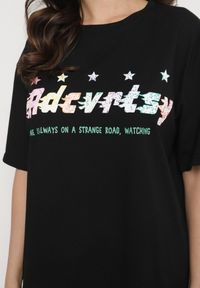 Born2be - Czarny Oversizowy T-shirt z Napisem z Przodu i Gwiazdami na Plecach Ilanlith. Okazja: na co dzień. Kolor: czarny. Materiał: jeans. Wzór: napisy. Sezon: wiosna. Styl: klasyczny, casual