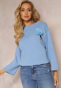 Renee - Niebieski Sweter Ozdobiony Pluszową Broszką Carrei. Kolor: niebieski. Materiał: jeans. Wzór: aplikacja #5