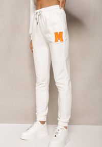 Renee - Białe Spodnie Dresowe z Naszywką na Nogawce Aralsta. Kolor: biały. Materiał: dresówka. Wzór: aplikacja. Styl: klasyczny #2