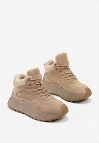 Born2be - Jasnobrązowe Sneakersy Śniegowce Vices na Grubej Podeszwie Ozdobione Futerkiem i Napisem Nelinena. Okazja: na co dzień. Kolor: brązowy. Materiał: futro. Wzór: aplikacja, napisy. Sport: golf #6