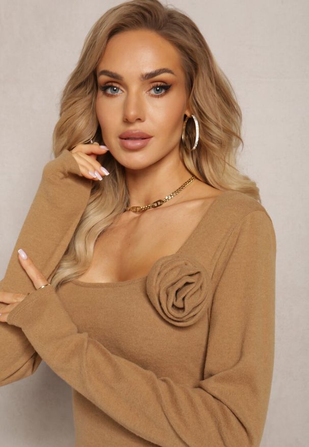 Renee - Beżowa Dopasowana Sukienka Dzianinowa z Naszywką Kwiatu Sathea. Kolor: beżowy. Materiał: dzianina. Wzór: aplikacja, kwiaty. Typ sukienki: dopasowane. Długość: midi