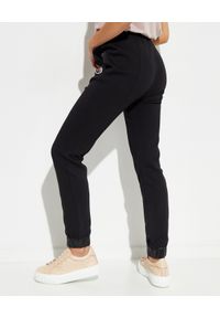 MONCLER - Czarne spodnie jogger. Kolor: czarny. Materiał: nylon, materiał #5