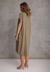 Renee - Ciemnobeżowa Sukienka o Pudełkowym Kroju z Lnem i Wiskozą Zdobiona Guzikiem Mezynore. Kolekcja: plus size. Kolor: beżowy. Materiał: wiskoza, len. Wzór: aplikacja. Typ sukienki: dla puszystych. Styl: boho, wakacyjny #4