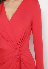 Born2be - Czerwona Sukienka z Efektownym Marszczeniem i Rozcięciem z Wiskozą Kliheria. Okazja: na co dzień. Kolor: czerwony. Materiał: wiskoza. Długość rękawa: długi rękaw. Styl: klasyczny, casual, elegancki #7