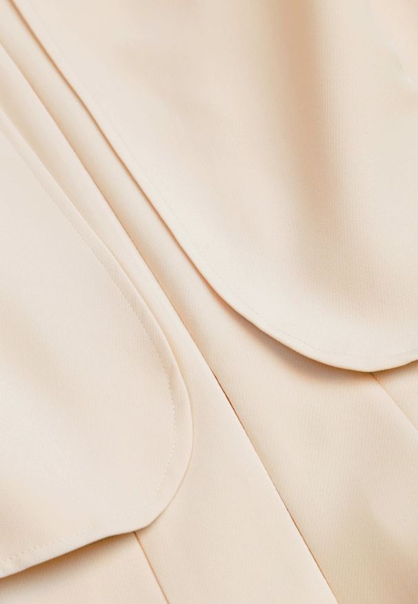 Renee - Beżowa Taliowana Sukienka w Eleganckim Stylu z Narzutką Typu Pelerynka Agatea. Kolor: beżowy. Styl: elegancki