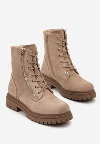 Born2be - Ciemnobeżowe Botki Typu Workery z Metalicznym Suwakiem Clatina. Okazja: na co dzień. Kolor: beżowy. Materiał: skóra. Styl: casual #5