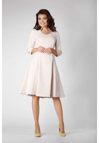 Nommo - Beżowa Wizytowa Rozkloszowana Sukienka na Stójce z Dekoltem V. Typ kołnierza: kołnierzyk stójkowy. Kolor: beżowy. Materiał: wiskoza, poliester. Styl: wizytowy #1