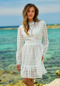 Renee - Biała Taliowana Sukienka z Koronką i Falbaną na Dole Kamora. Kolor: biały. Materiał: koronka. Wzór: koronka #8