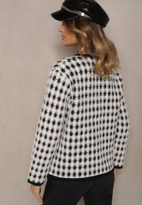 Renee - Biały Wiskozowy Kardigan Ozdobiony Wzorem w Pepitkę i Guzikami Saveri. Kolor: biały. Materiał: wiskoza. Wzór: aplikacja. Styl: retro, elegancki