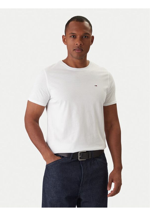 Tommy Jeans T-Shirt DM0DM04411 Biały Slim Fit. Kolor: biały. Materiał: bawełna