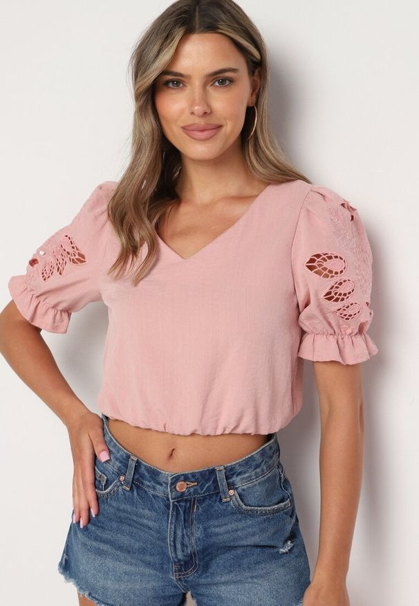 Born2be - Różowa Bluzka z Krótkim Rękawem ze Zdobieniem i Dekoltem w Serek Tiamazie. Okazja: na co dzień. Typ kołnierza: dekolt w serek. Kolor: różowy. Długość rękawa: krótki rękaw. Długość: krótkie. Wzór: aplikacja. Styl: casual