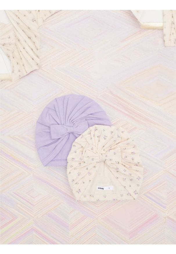 Sinsay - Czapki 2 pack - kremowy. Kolor: kremowy. Materiał: dzianina