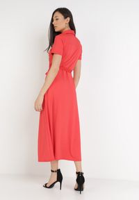 Born2be - Czerwona Sukienka Ophieithe. Okazja: na co dzień. Kolor: czerwony. Materiał: materiał, dzianina. Długość rękawa: krótki rękaw. Typ sukienki: proste, koszulowe. Styl: casual. Długość: midi #6